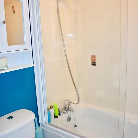 Cosy And Comfortable Apt Great Location & Parking *