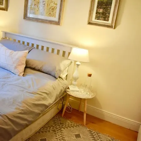Cosy And Comfortable Apt Great Location & Parking