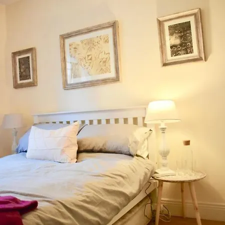 Cosy And Comfortable Apt Great Location & Parking Apartment *