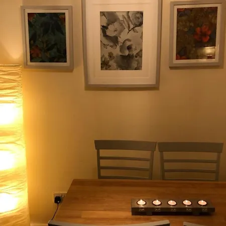 Cosy And Comfortable Apt Great Location & Parking