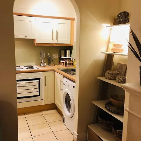 Cosy And Comfortable Apt Great Location & Parking *