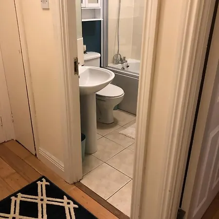 Cosy And Comfortable Apt Great Location & Parking Apartment *